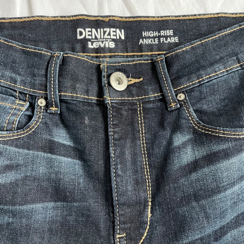 Levi's Women's Denim Jeans Dark Washed Stretch W30 EUC - Picture 3 of 10